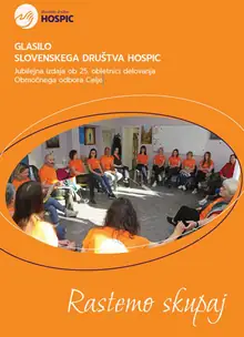 Naslovnica glasila: skupina prostovoljcev v oranžnih majicah v krogu, jubilejna izdaja ob 25. obletnici Območnega odbora Celje.