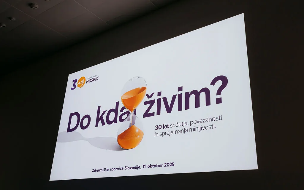 Platno z napisom Do kdaj živim, 30 let sočutja, povezanosti in sprejemanja minljivosti, Zdravniška zbornica Slovenije, 11. oktober 2025.
