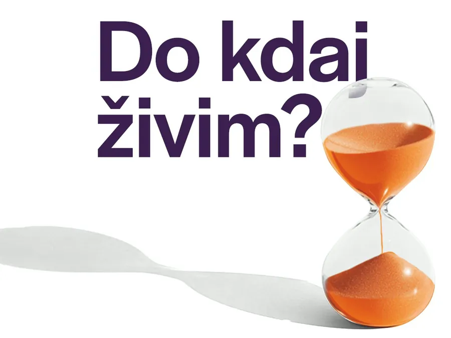 Napis Do kdaj živim? ob peščeni uri.